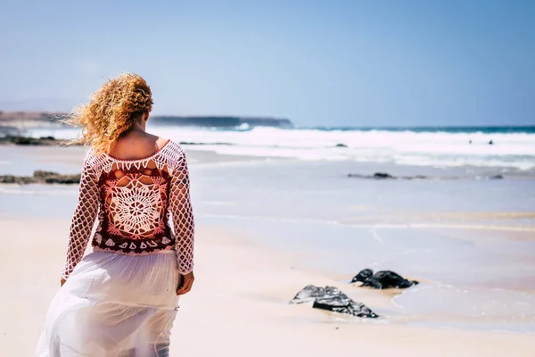 Visão Traseira Mulher Turista Andando Praia Areia Branca Azul Limpo — Fotografia de Stock