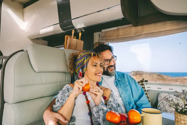 Joyeux Couple Âge Mûr Sourire Câlin Assis Intérieur Camping Car — Photo