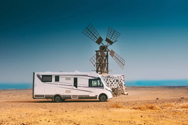 Большой Современный Фургон Фургоном Припаркованный Рядом Старой Ветряной Мельницей Пустыне — стоковое фото