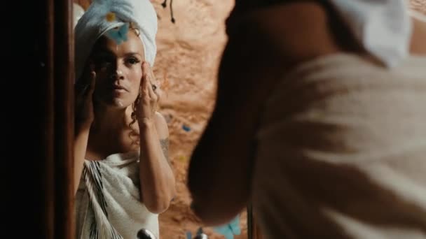 Jolie Jeune Femme Applique Crème Soin Sur Visage Avec Des — Video