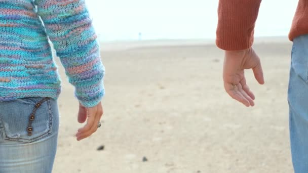 Detailní Záběr Muže Ženy Pár Ruce Drží Spolu Láskou Pláži — Stock video