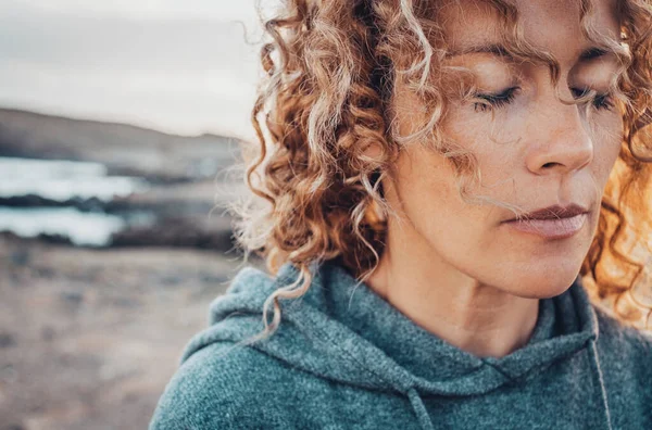 Primer Retrato Cara Mujer Con Los Ojos Cerrados Concepto Sensaciones —  Fotos de Stock