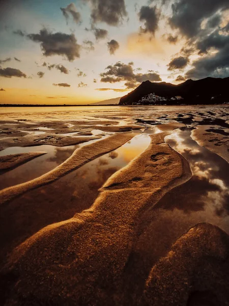 海滨夏季海洋景观五彩斑斓 岸边水色斑斓 天空金黄反光 背景美丽 令人惊奇的自然色彩和天气的概念 度假目的地 — 图库照片