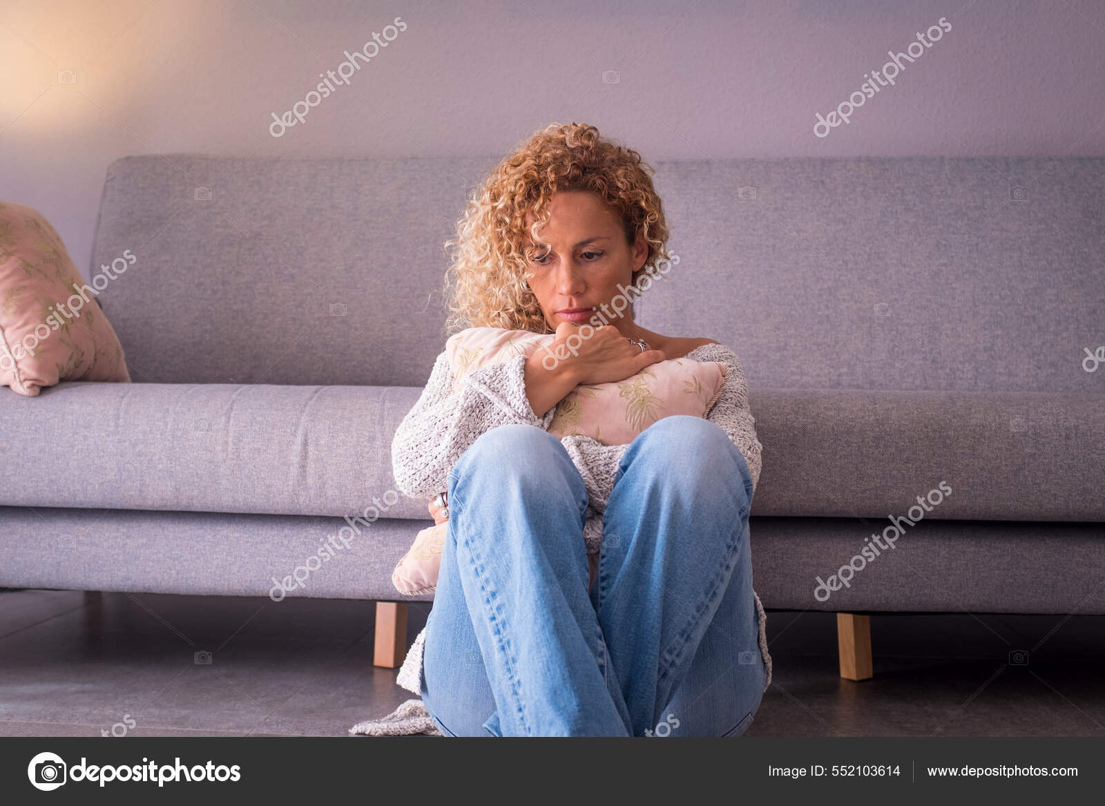 Triste Mulher Sentada Em Um Fundo Negro Foto de Stock - Imagem de