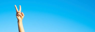 Savaşı durdurun zafer kazanarak barışı durdurun. Ellerinizi ve parmaklarınızı gökyüzü arka planına sürün. Ukraynalı ve Rus çatışma patlak verdi. Barışçıl el hareketi. Pankart başlığı kopyalama alanı kavramı