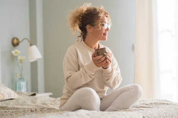 Buen Positivo Despertar Mañana Mujer Adulta Sentada Cama Beber Sonriendo —  Fotos de Stock