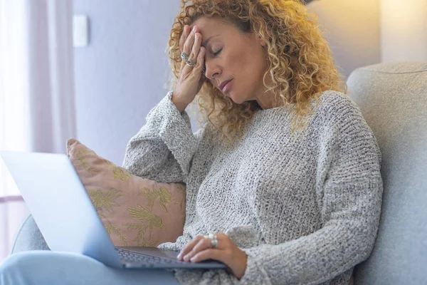 Trött Och Stressad Kvinna Arbetar Bärbar Dator Hemma Sitter Soffan — Stockfoto