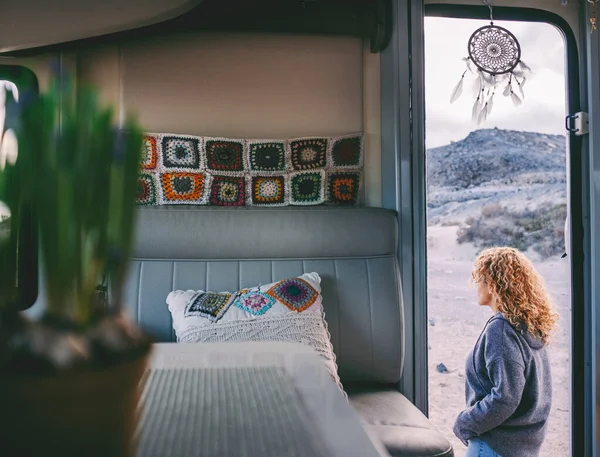 Mujer Caminando Fuera Caravana Vista Desde Interior Decoraciones Punto Interior — Foto de Stock