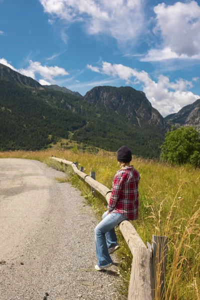 Turista Desfrutar Relaxar Lugar Cênico Montanha Férias Primavera Verão Pessoas — Fotografia de Stock