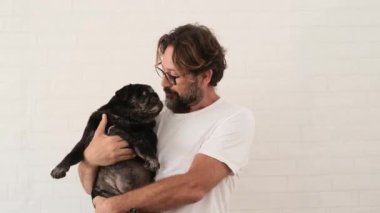 Adam ve sevimli köpeğini duvar arkasında yan yana..