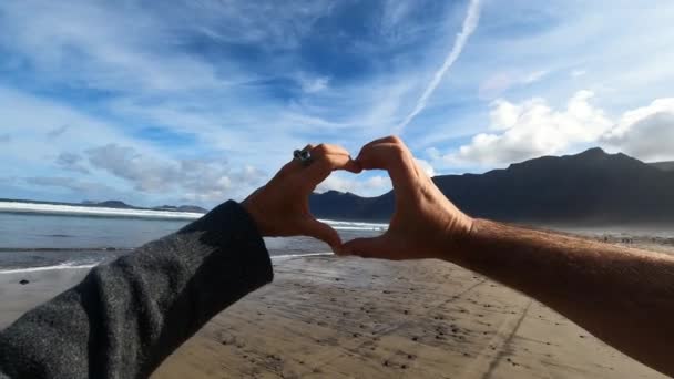 Pár Csinál Szív Gesztus Szimbólum Kéz Együtt Strandon Nyári Nyaralás — Stock videók