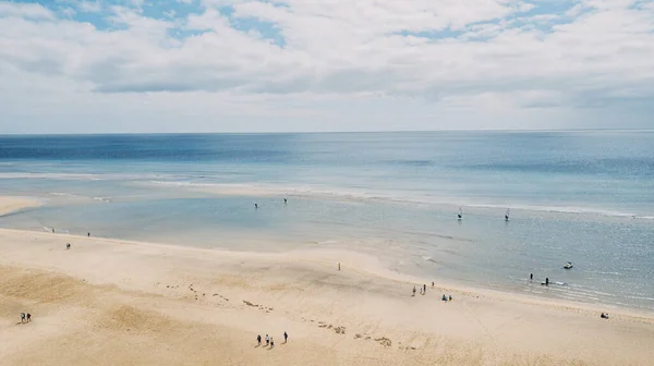 Powyżej Widok Piaszczystej Plaży Błękitnego Oceanu Nieba Turystów Korzystających Podróży — Zdjęcie stockowe