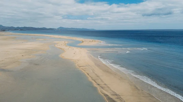 Красивый Пейзаж Песчаным Пляжем Прозрачной Морской Водой Фоне Голубого Неба — стоковое фото