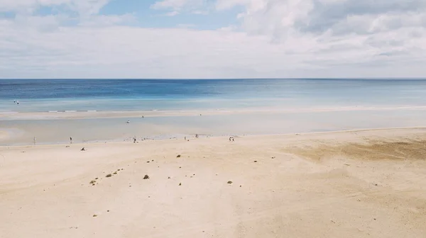 Niesamowita Tropikalna Piaszczysta Plaża Błękitną Przezroczystą Wodą Morską Niebem Tle — Zdjęcie stockowe