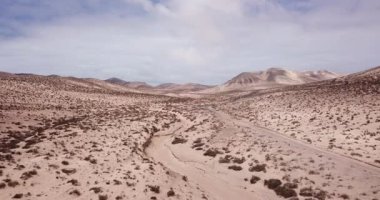  İklim değişikliğinin küresel ısınma ve çölleşme üzerindeki etkileri. Dağların ortasında kimsenin olmadığı beyaz bir patika..
