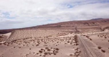  İklim değişikliğinin küresel ısınma ve çölleşme üzerindeki etkileri. Dağların ortasında kimsenin olmadığı beyaz bir patika..