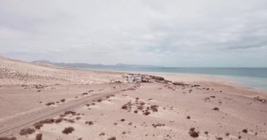  İklim değişikliğinin küresel ısınma ve çölleşme üzerindeki etkileri. Dağların ortasında kimsenin olmadığı beyaz bir patika..