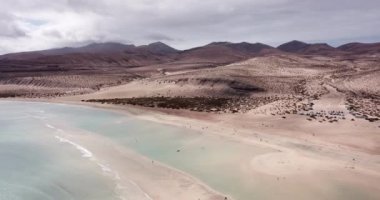 Şeffaf temiz deniz suyuyla kumsal ve kumsalın dikey görüntüsü. Yaz tatili, manzara kavramının üstünde. Travel tropikal varış yeri manzaralı.