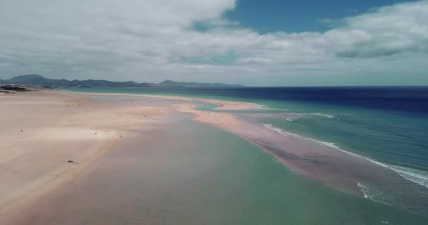 투명하고 바닷물 모래와 해변의 수직적 지방의 여행지 — 비디오