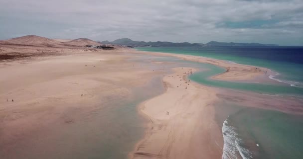 透明なきれいな海の水と砂やビーチの垂直方向のビュー 風景の概念を上記の夏休み休暇 熱帯の目的地の観光地 — ストック動画