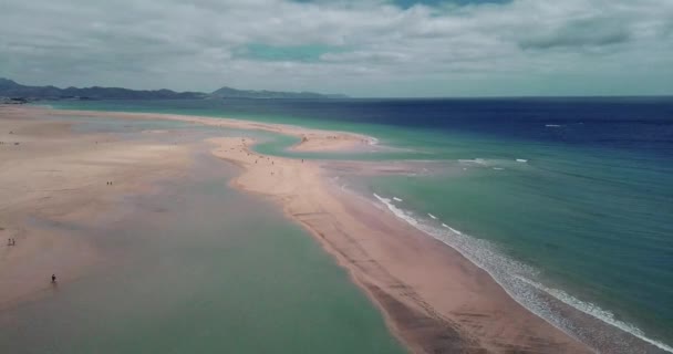 透明なきれいな海の水と砂やビーチの垂直方向のビュー 風景の概念を上記の夏休み休暇 熱帯の目的地の観光地 — ストック動画