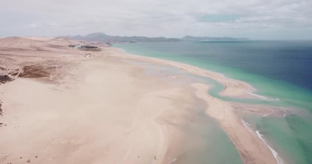 Vista Vertical Areia Praia Com Água Mar Limpa Transparente Férias — Vídeo de Stock