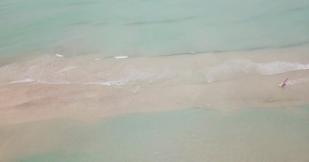 透明なきれいな海の水と砂やビーチの垂直方向のビュー 風景の概念を上記の夏休み休暇 熱帯の目的地の観光地 — ストック動画