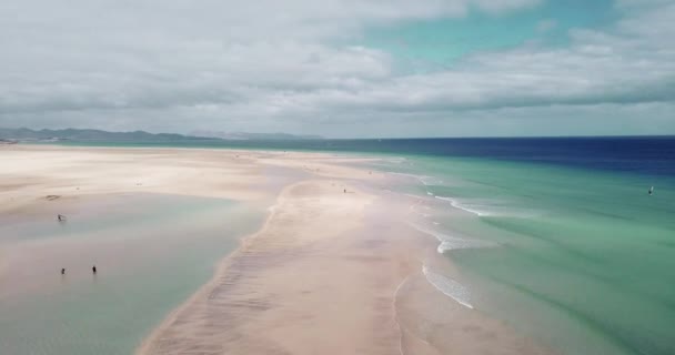 Pionowy Widok Piasek Plażę Przezroczystą Wodą Morską Wakacje Letnie Nad — Wideo stockowe