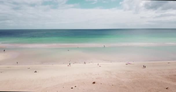 透明なきれいな海の水と砂やビーチの垂直方向のビュー 風景の概念を上記の夏休み休暇 熱帯の目的地の観光地 — ストック動画