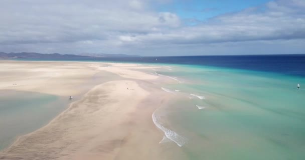 透明なきれいな海の水と砂やビーチの垂直方向のビュー 風景の概念を上記の夏休み休暇 熱帯の目的地の観光地 — ストック動画