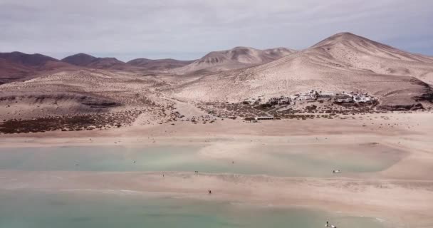 透明なきれいな海の水と砂やビーチの垂直方向のビュー 風景の概念を上記の夏休み休暇 熱帯の目的地の観光地 — ストック動画