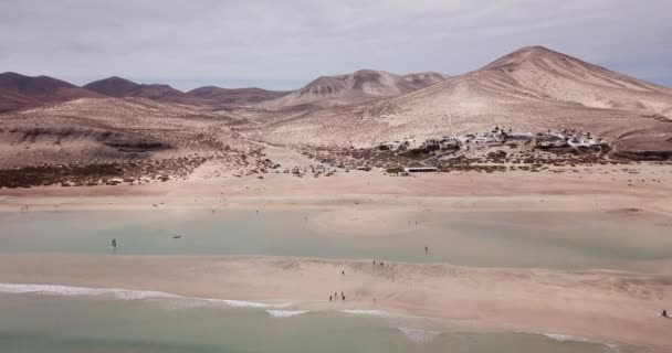 Vista Verticale Sabbia Spiaggia Con Acqua Mare Pulita Trasparente Vacanze — Video Stock