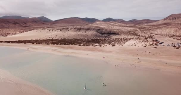 Вертикальний Вид Пісок Пляж Прозорою Чистою Морською Водою Літні Канікули — стокове відео