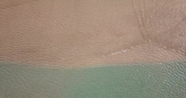 Vista Vertical Areia Praia Com Água Mar Limpa Transparente Férias — Vídeo de Stock