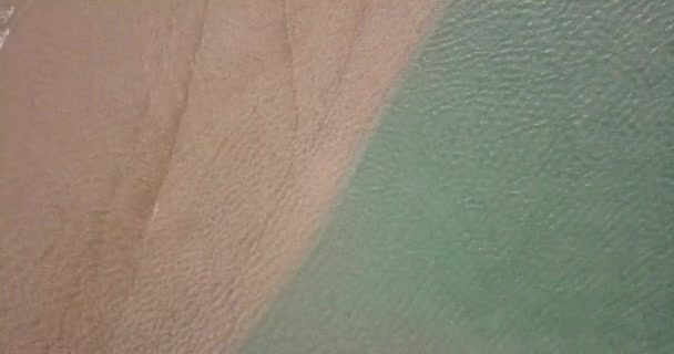Vista Vertical Arena Playa Con Agua Mar Limpia Transparente Vacaciones — Vídeos de Stock