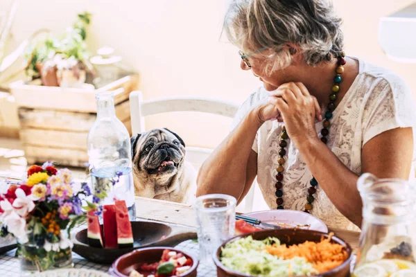 Concepto Estilo Vida Personas Animales Senior Anciana Mira Con Amor —  Fotos de Stock