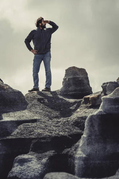 Человек Стоящий Ищущий Серых Камнях Живописное Место Концепция Туристического Приключенческого — стоковое фото