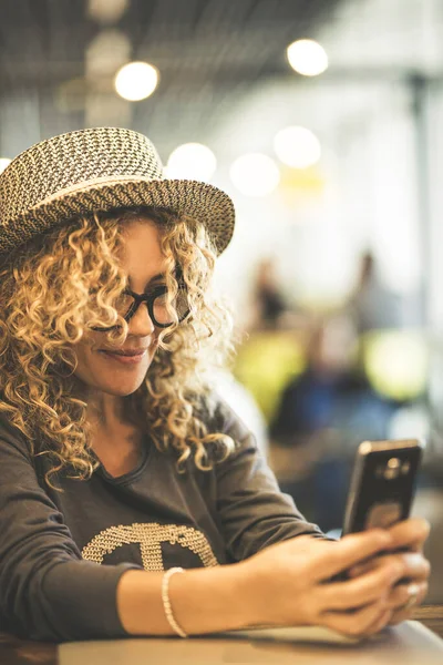 Mulher Feliz Usar Telefone Celular Sentado Aeroporto Esperando Para Viajar — Fotografia de Stock