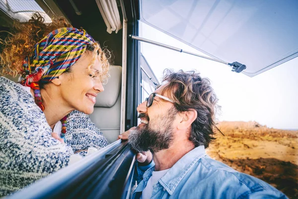 Feliz Adulto Turista Viajero Sonrisa Divertirse Juntos Dentro Fuera Del —  Fotos de Stock