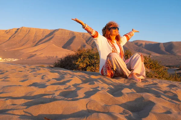 Lykkelige Mennesker Overlykkelig Turismeferien Kvinnen Som Sitter Sanddynene Med Sandstrendende – stockfoto