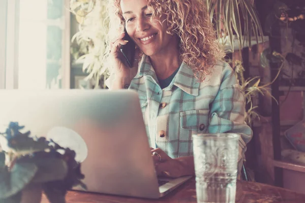 Las Mujeres Adultas Modernas Usan Trabajan Computadoras Portátiles Con Negocios — Foto de Stock