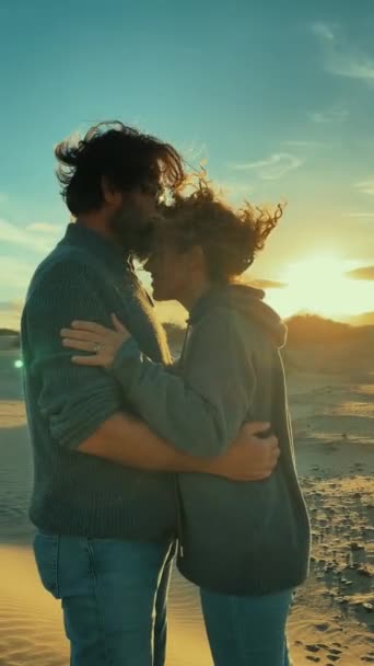 Ευτυχισμένο Ζευγάρι Μαζί Στο Όμορφο Ηλιοβασίλεμα — Αρχείο Βίντεο