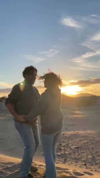 Feliz Pareja Juntos Hermosa Puesta Sol — Vídeos de Stock