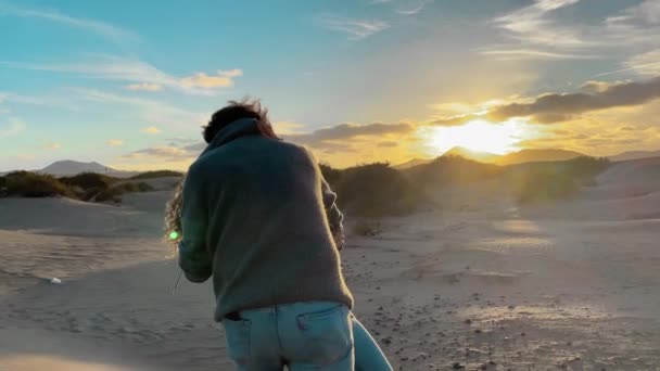 Casal Feliz Juntos Pôr Sol Bonito — Vídeo de Stock