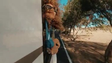  Yetişkin, güzel bir kadın kampın dışında hayran.