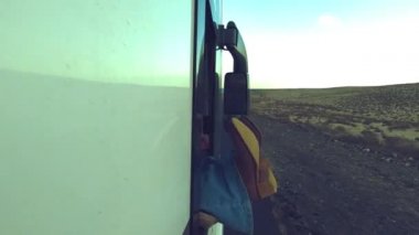 Karavan aracındaki kadın bacakları yolda.