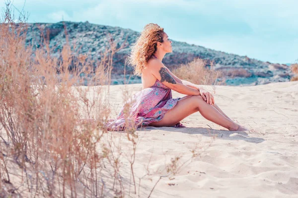 Muito Jovem Mulher Adulta Sentada Praia Areia Desfrutando Sol Verão — Fotografia de Stock