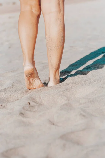 Nude Woman Legs Walking Barefoot Beach Sand Beautiful Sunny Day — Stock Photo, Image