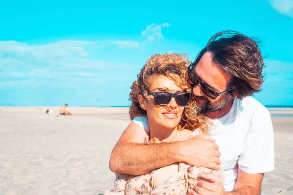 Summer Love Couple Man Woman Hugging Relationship Sand Beach Ocean — Stock Photo, Image