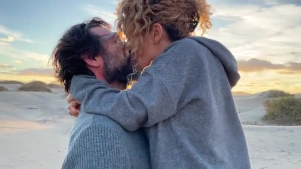 Heureux Couple Baisers Sur Magnifique Coucher Soleil — Video
